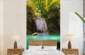 Behang - Fotobehang Zonlicht bij een waterval in het Nationaal park Erawan in Thailand - Breedte 120 cm x hoogte 240 cm