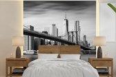 Behang - Fotobehang Brooklyn Brug en de skyline van New York in zwart-wit - Breedte 240 cm x hoogte 240 cm
