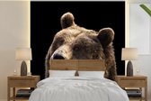 Behang - Fotobehang Close-up van een beer die zijn kop omdraait - Breedte 260 cm x hoogte 260 cm