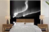 Behang - Fotobehang het kronkelende noorderlicht - zwart wit - Breedte 220 cm x hoogte 220 cm