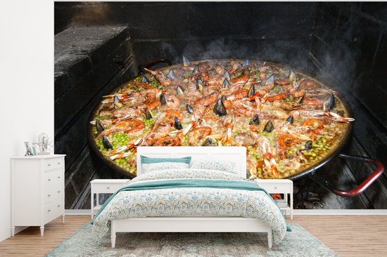 Foto: Behang fotobehang zeevruchtenrijst gekookt in een brandhou paella is een van de traditionele gerechten van spanje breedte 320 cm x hoogte 240 cm