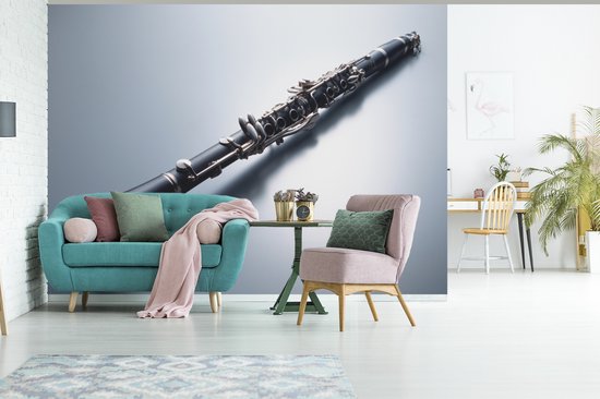Papier peint Papier peint photo en vinyle - Une clarinette sur fond gris largeur 330 cm x hauteur 240 cm - Tirage photo sur papier peint (disponible en 7 tailles)