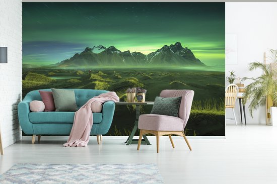 Papier peint Papier peint photo en vinyle - Aurora Borealis au-dessus des montagnes d'Islande largeur 360 cm x hauteur 240 cm - Tirage photo sur papier peint (disponible en 7 tailles)