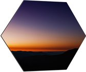 Dibond Hexagon - Zon Verdwijnend Achter Heuvel - 60x52.2 cm Foto op Hexagon (Met Ophangsysteem)