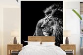 Behang - Fotobehang Dieren - Wild - Leeuw - Zwart - Wit - Breedte 160 cm x hoogte 220 cm