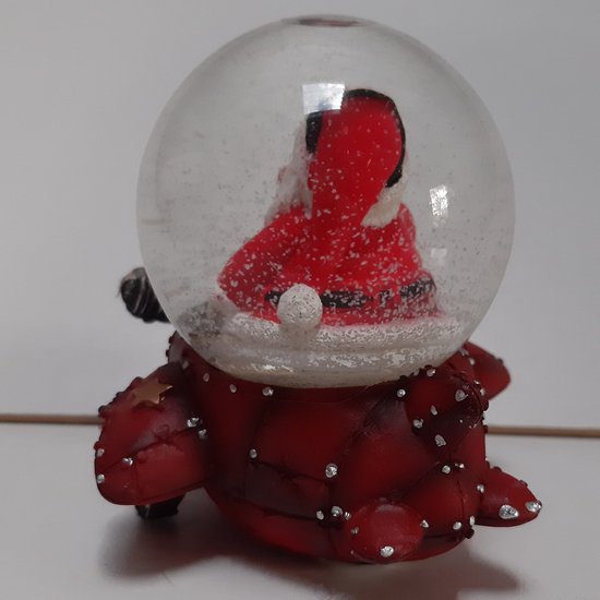 Sneeuwbol kerstman in rood vliegtuig met groen cadeau 10 cm hoog - G. Wurm