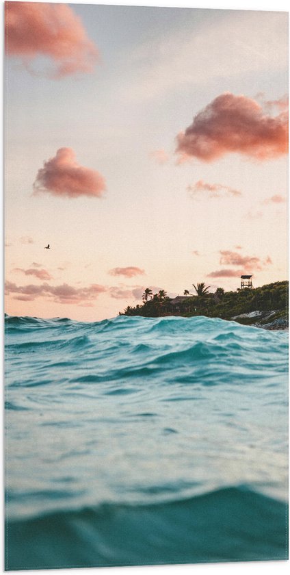 WallClassics - Vlag - wolkjes boven Zee op Vakantiebestemming - 50x100 cm Foto op Polyester Vlag
