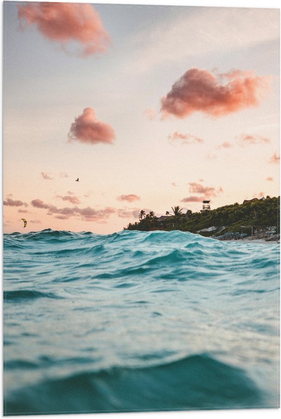 WallClassics - Vlag - wolkjes boven Zee op Vakantiebestemming - 50x75 cm Foto op Polyester Vlag