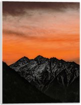 WallClassics - Plaque de Mousse PVC - Ciel Oranje derrière les Montagnes - Photo 30x40 cm sur Plaque de Mousse PVC