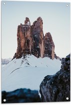 WallClassics - Tuinposter – Berg in Sneeuwlandschap - 60x80 cm Foto op Tuinposter  (wanddecoratie voor buiten en binnen)