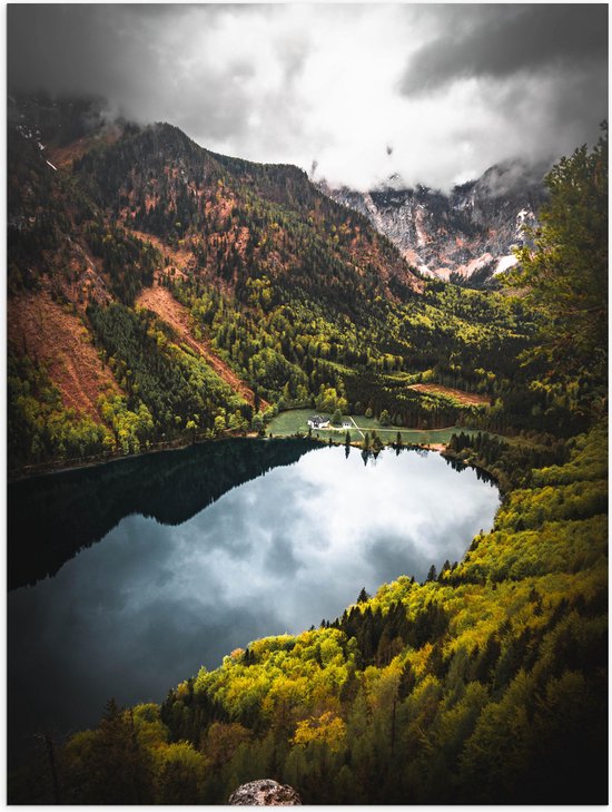 WallClassics - Poster Glanzend – Donkere Wolken boven Rivier in Bosgebied - 60x80 cm Foto op Posterpapier met Glanzende Afwerking