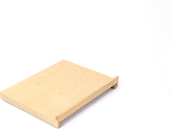 Een opgevouwen houten schildersezel, A3+, staand op een witte achtergrond.