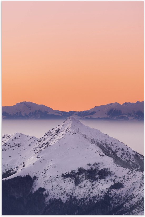 WallClassics - Poster Glanzend – Piek van een Berg met Sneeuw - 50x75 cm Foto op Posterpapier met Glanzende Afwerking
