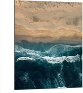 WallClassics - Dibond - Golvende Zee en Strand van Boven - 75x100 cm Foto op Aluminium (Met Ophangsysteem)