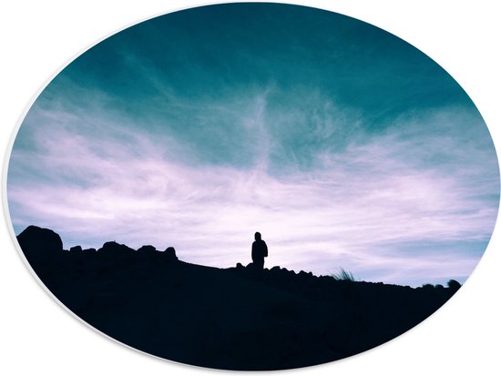 WallClassics - PVC Schuimplaat Ovaal - Silhouette van Man op een Berg - 40x30 cm Foto op Ovaal (Met Ophangsysteem)