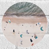 WallClassics - Muursticker Cirkel - Windsurfers op het Strand - 20x20 cm Foto op Muursticker