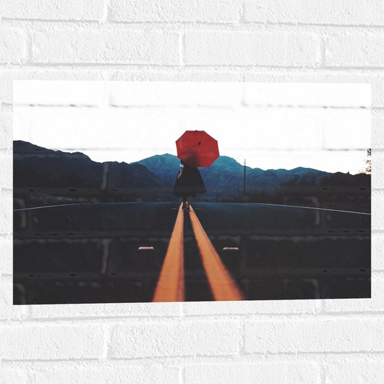 WallClassics - Muursticker - Vrouw met Rode Paraplu op de Weg - 60x40 cm Foto op Muursticker