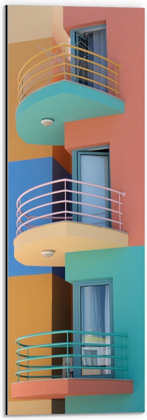 WallClassics - Dibond - Gekleurd Gebouw en Balkons - 20x60 cm Foto op Aluminium (Met Ophangsysteem)