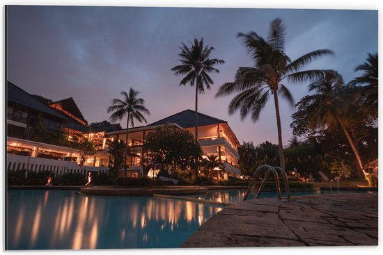 WallClassics - Dibond - Hotel met Zwembad in Indonesië - 60x40 cm Foto op Aluminium (Met Ophangsysteem)