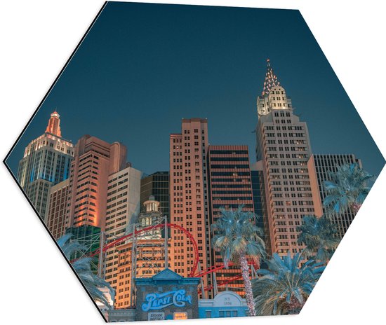 WallClassics - Dibond Hexagon - Hotel en Casino Gebouw - New York - 60x52.2 cm Foto op Hexagon (Met Ophangsysteem)