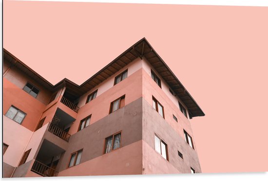 WallClassics - Dibond - Gekleurd Appartement met Roze lucht - 105x70 cm Foto op Aluminium (Met Ophangsysteem)