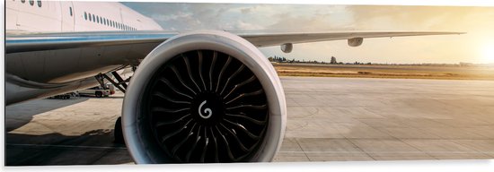 Dibond - Motor van Wit Vliegtuig op Vliegveld - 120x40 cm Foto op Aluminium (Wanddecoratie van metaal)