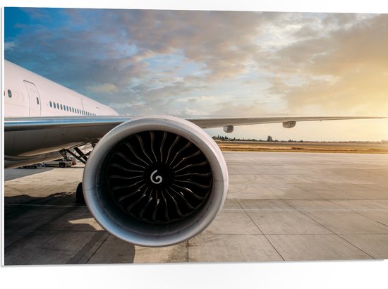 PVC Schuimplaat- Motor van Wit Vliegtuig op Vliegveld - 75x50 cm Foto op PVC Schuimplaat