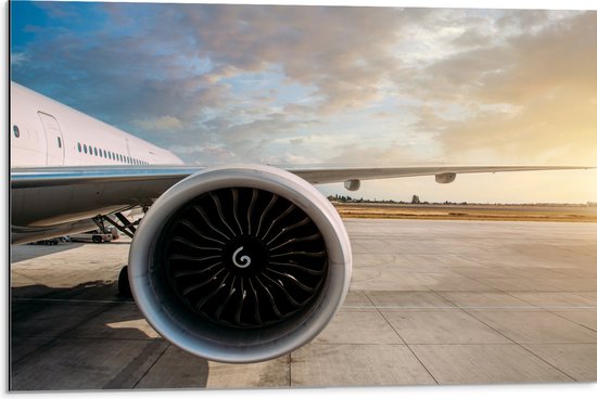 Dibond - Motor van Wit Vliegtuig op Vliegveld - 75x50 cm Foto op Aluminium (Met Ophangsysteem)