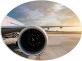 PVC Schuimplaat Ovaal - Motor van Wit Vliegtuig op Vliegveld - 68x51 cm Foto op Ovaal (Met Ophangsysteem)