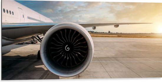 Dibond - Motor van Wit Vliegtuig op Vliegveld - 100x50 cm Foto op Aluminium (Wanddecoratie van metaal)