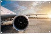 Tuinposter – Motor van Wit Vliegtuig op Vliegveld - 90x60 cm Foto op Tuinposter (wanddecoratie voor buiten en binnen)