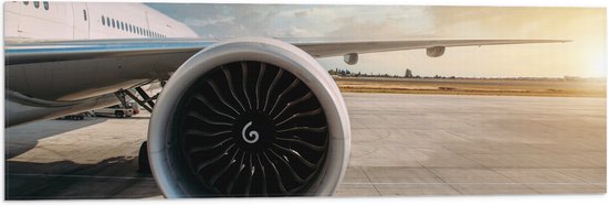 Vlag - Motor van Wit Vliegtuig op Vliegveld - 90x30 cm Foto op Polyester Vlag