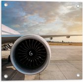 Tuinposter – Motor van Wit Vliegtuig op Vliegveld - 50x50 cm Foto op Tuinposter (wanddecoratie voor buiten en binnen)