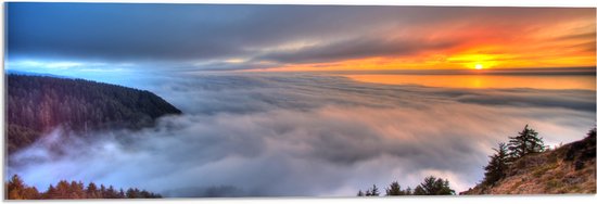WallClassics - Acrylglas - Zonsondergang boven de Wolken bij Berg - 90x30 cm Foto op Acrylglas (Met Ophangsysteem)