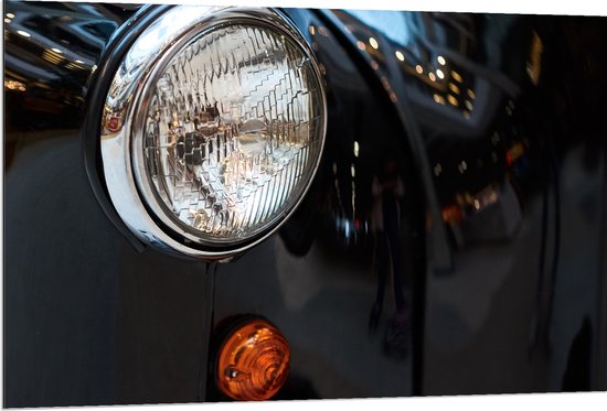Dibond - Close-up van Koplamp van Zwarte Auto - 120x80 cm Foto op Aluminium (Met Ophangsysteem)