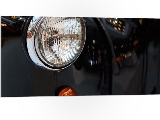 PVC Schuimplaat - Close-up van Koplamp van Zwarte Auto - 100x50 cm Foto op PVC Schuimplaat (Met Ophangsysteem)