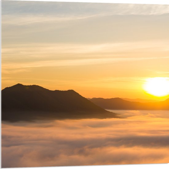 Acrylglas - Verdwijnende Zon achter Bergen boven Wolken - 80x80 cm Foto op Acrylglas (Met Ophangsysteem)