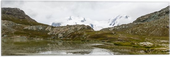 Vlag - Besneeuwde Berg achter Bergen - 60x20 cm Foto op Polyester Vlag