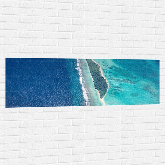 Muursticker - Eiland in Helderblauwe Tropische Zee - 150x50 cm Foto op Muursticker