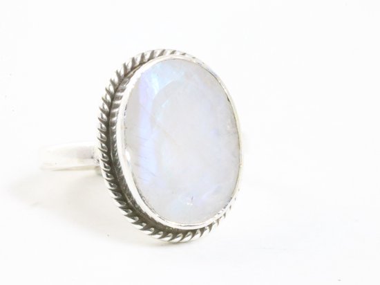 Bewerkte zilveren ring met regenboog maansteen - maat 19