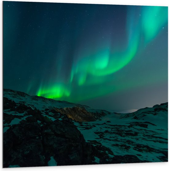 WallClassics - Dibond - Noorderlicht boven Dun Laagje Sneeuw op Berg - 100x100 cm Foto op Aluminium (Met Ophangsysteem)