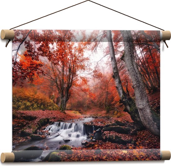 Textielposter - Bos met Stromend Water en Roodkleurige Bladeren - 40x30 cm Foto op Textiel