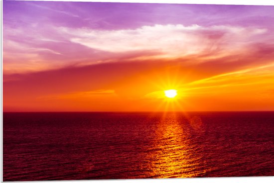 PVC Schuimplaat - Prachtige Zonsondergang achter Kalme Zee - 90x60 cm Foto op PVC Schuimplaat (Met Ophangsysteem)