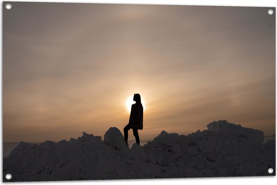 WallClassics - Tuinposter – Vrouw Poserend op Hoop Sneeuw - 105x70 cm Foto op Tuinposter (wanddecoratie voor buiten en binnen)