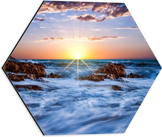 WallClassics - Dibond Hexagon - Felkleurige Zonsondergang achter Wilde Zee - 40x34.8 cm Foto op Hexagon (Met Ophangsysteem)