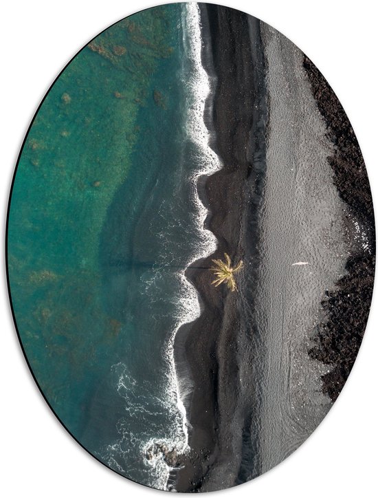 Dibond Ovaal - Blauwe Zee met Zwarte Strand - 42x56 cm Foto op Ovaal (Met Ophangsysteem)