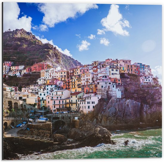 Dibond - Gekleurden Huizen op Bergen - Italië - 50x50 cm Foto op Aluminium (Wanddecoratie van metaal)