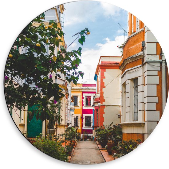 Dibond Muurcirkel - Gele Roze en Oranje Huizen in een Straat - 50x50 cm Foto op Aluminium Muurcirkel (met ophangsysteem)
