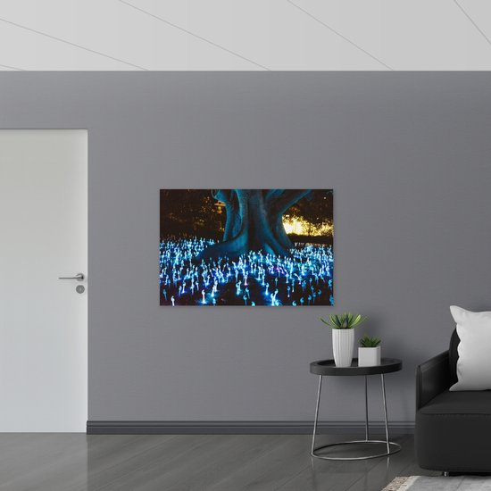 PVC Schuimplaat- Blauwe Plantjes rondom Boom - 120x80 cm Foto op PVC Schuimplaat