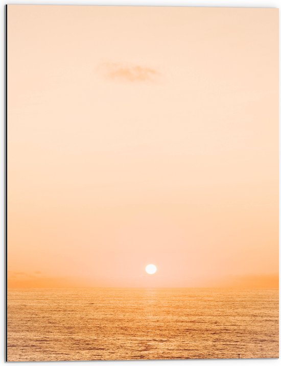 WallClassics - Dibond - Mistige Zonsondergang boven Zee - 60x80 cm Foto op Aluminium (Met Ophangsysteem)